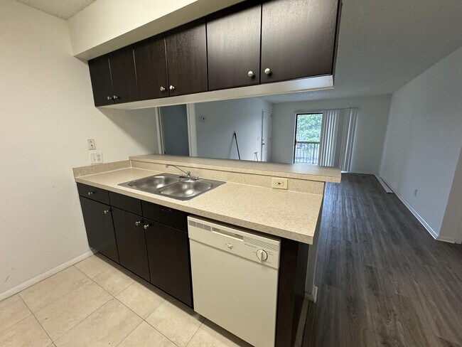 Building Photo - 5321 Summerlin Rd