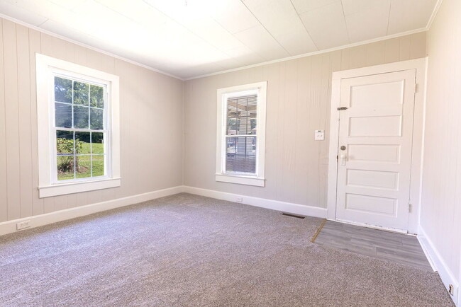 Building Photo - Recently Updated and Move-In Ready!