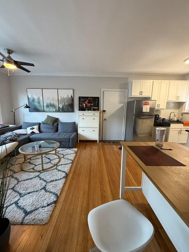 Building Photo - 627 W Roscoe St