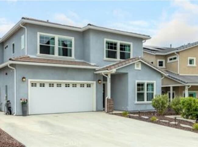 Building Photo - Large 4 bedroom home