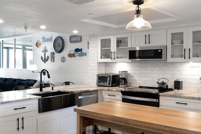 Building Photo - 6035 Sea Ranch Dr