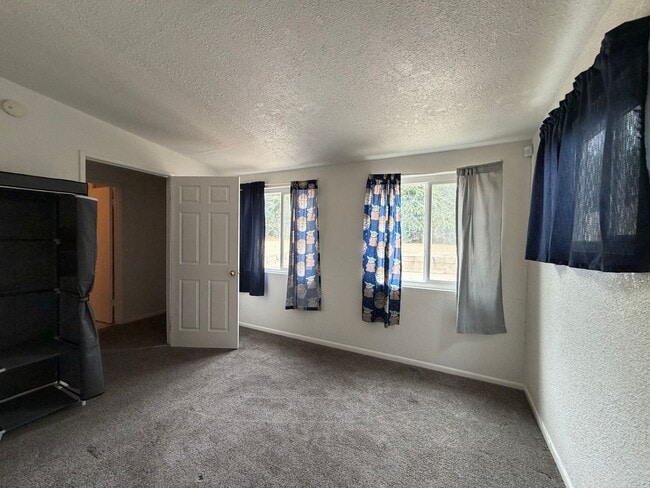 Building Photo - 4 Bedroom 2 Bathroom House with Fenced Yard & 1 Car Garage