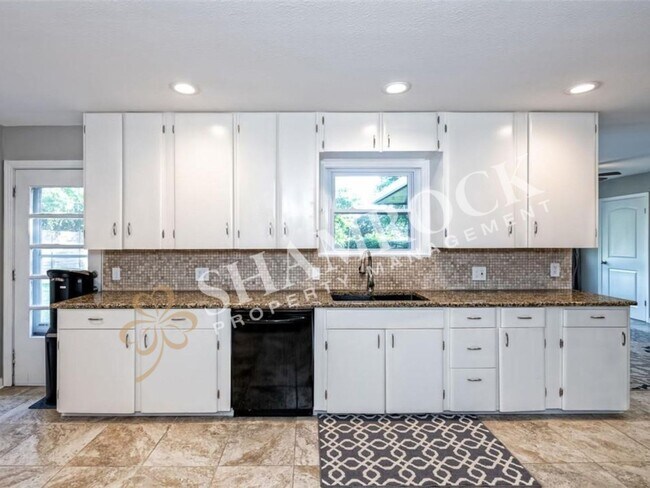 Building Photo - Beautifully Updated 3/2 Home in Prime Location