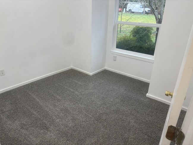 Building Photo - Three Bedroom Duplex