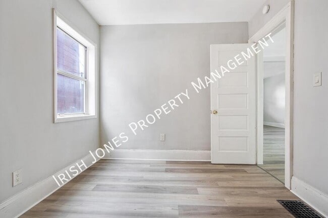 Building Photo - 98 Edson St