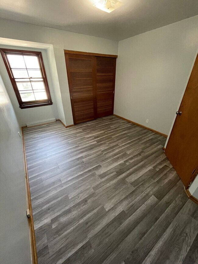 Building Photo - Large 3bed/1.5 bath unit!