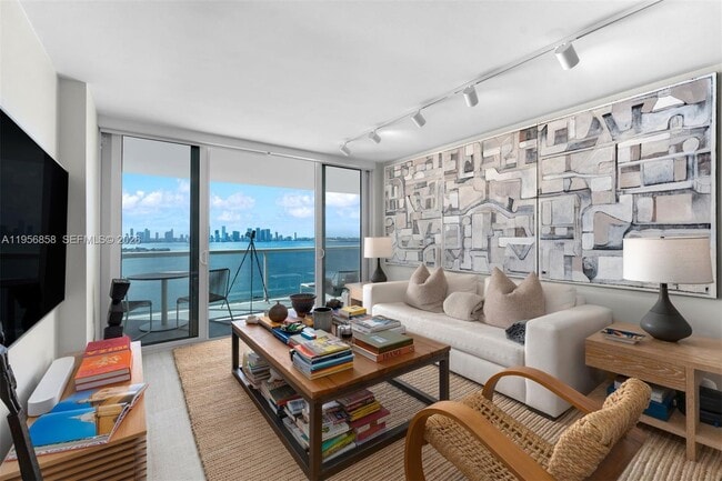 Building Photo - 1900 Sunset Harbour Dr