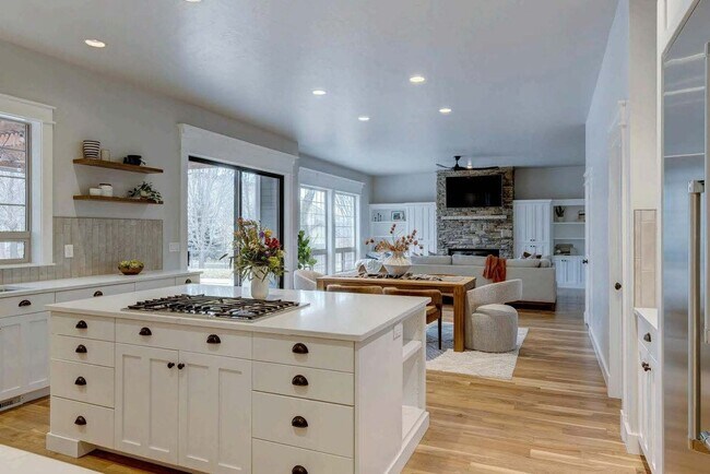 Building Photo - Beautiful home perfect for entertaining