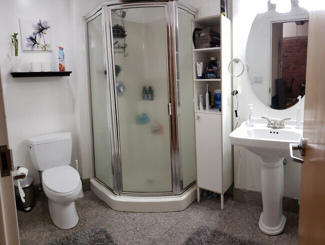 Building Photo - NORTH END 3 BED 2 BATH!!!