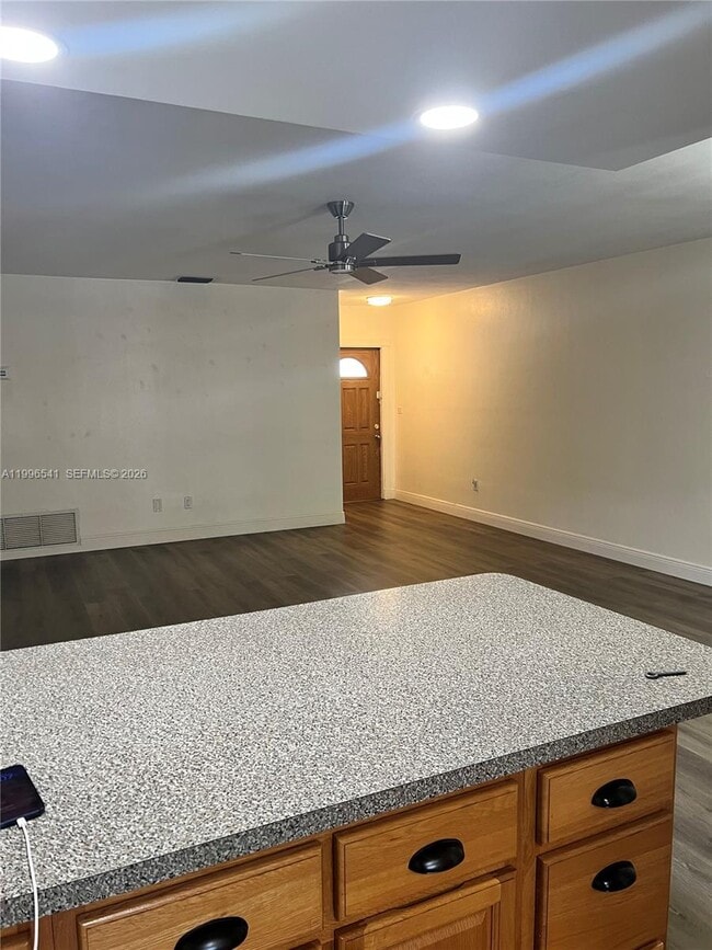 Building Photo - 7411 Twin Sabal Dr