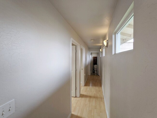 Building Photo - 5+ bedroom South Campus house w/ large fen...
