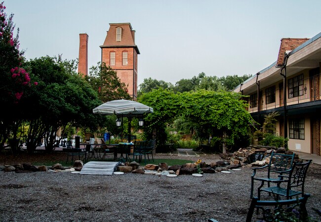 Building Photo - 807 W Trinity Ave