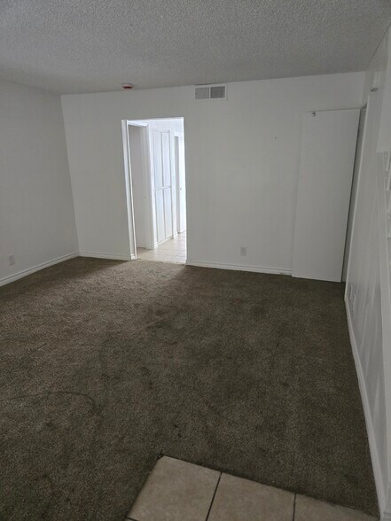 Building Photo - 2701 Kline Cir