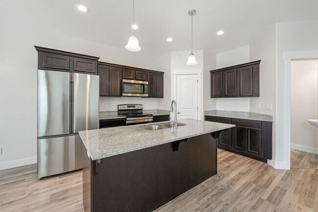Building Photo - Spacious 4 Bedroom Townhome in Vineyard, UT