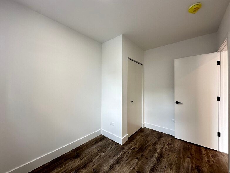 Building Photo - 941 W Carmen Ave