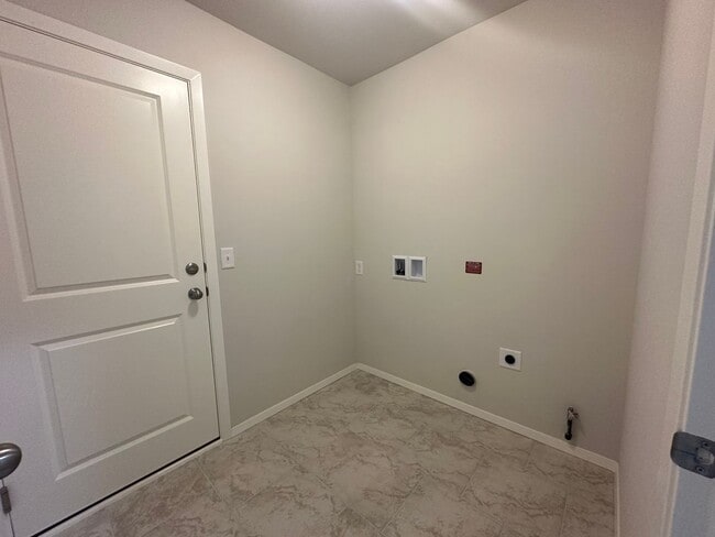 Building Photo - New - 4 bedroom in Bixby - Gated Community