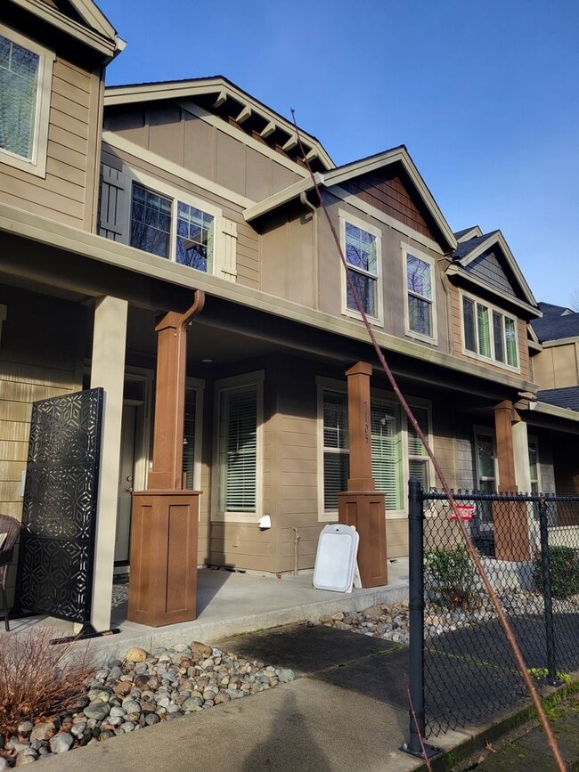 Building Photo - Beautiful Townhome in perfect location, only minutes from I-5