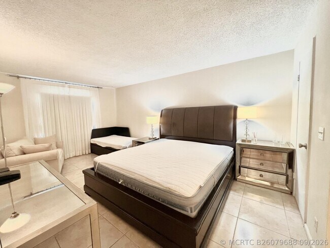 Building Photo - 6421 Bay Club Dr