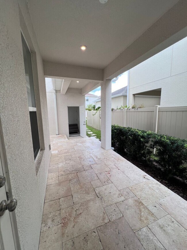 Building Photo - Gorgeous Furnished Home in Winter Garden!