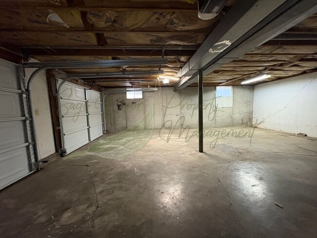 Building Photo - BEAUTIFULLY UPDATED 5 BED/ 3 BATH HOME WITH OVERSIZED GARAGE