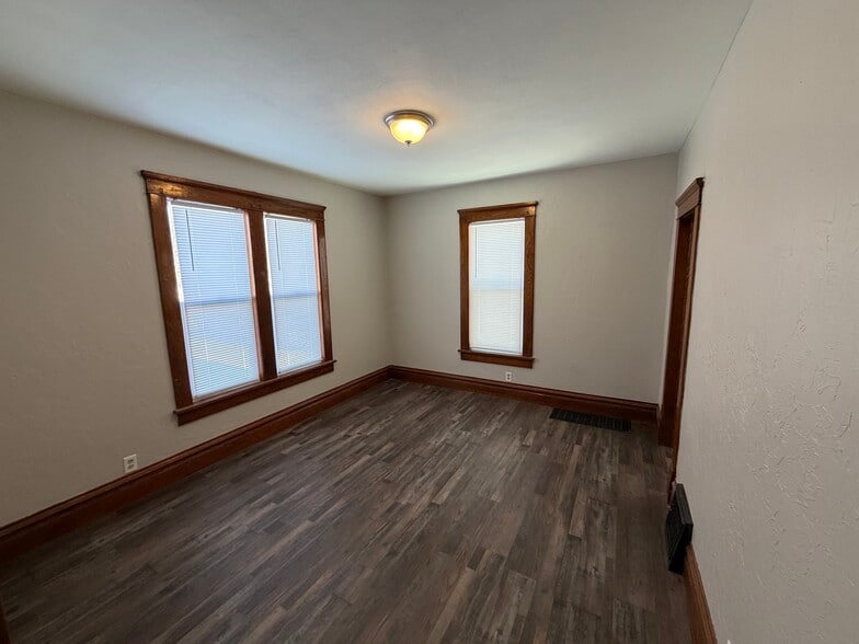 Building Photo - 405 Rock St