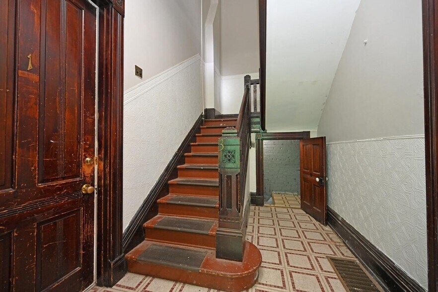 Building Photo - 120 Lyon St