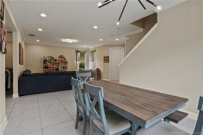 Building Photo - 1813 NW Cataluna Cir
