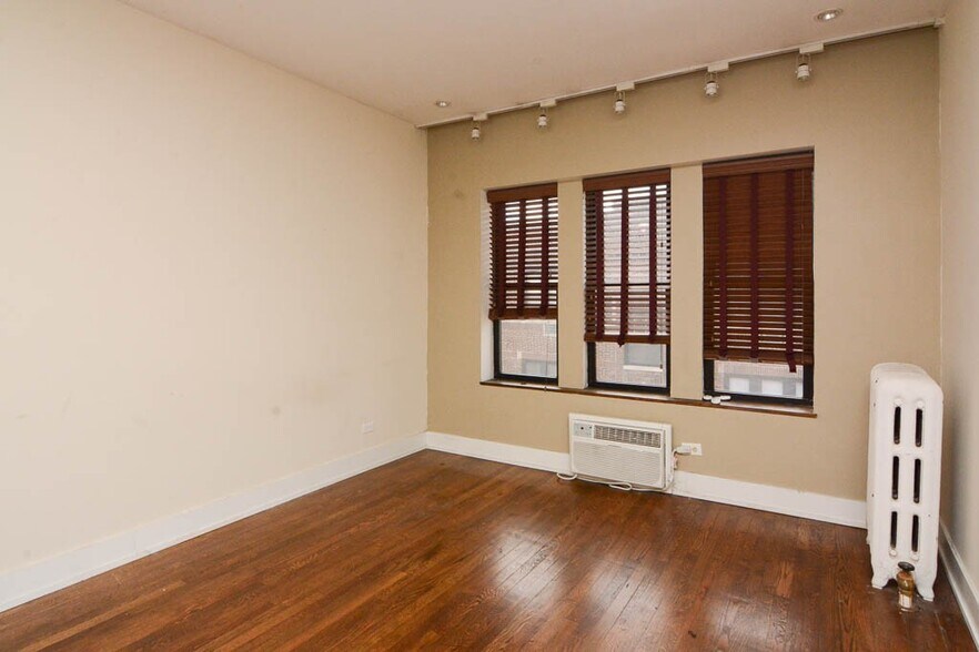 Building Photo - 726 W Addison St