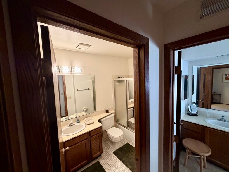 Building Photo - 3720 Independence Ave S