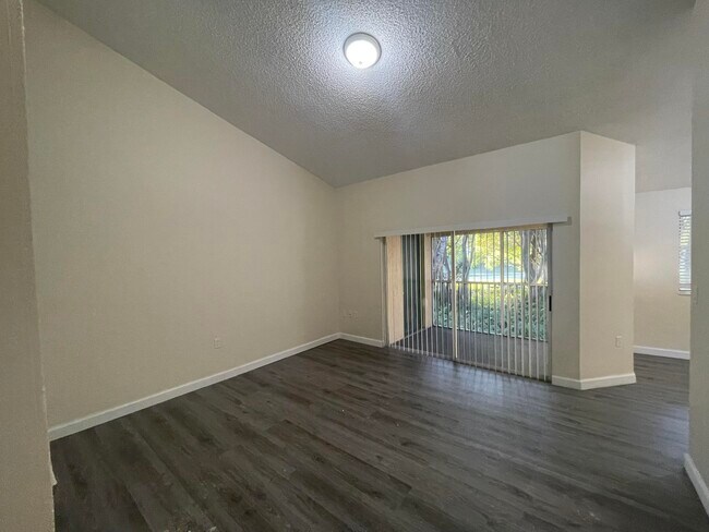 Building Photo - 3203 Glenmoor Dr