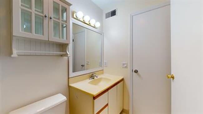 Building Photo - 2 Bedroom 2.5 Bath Townhouse