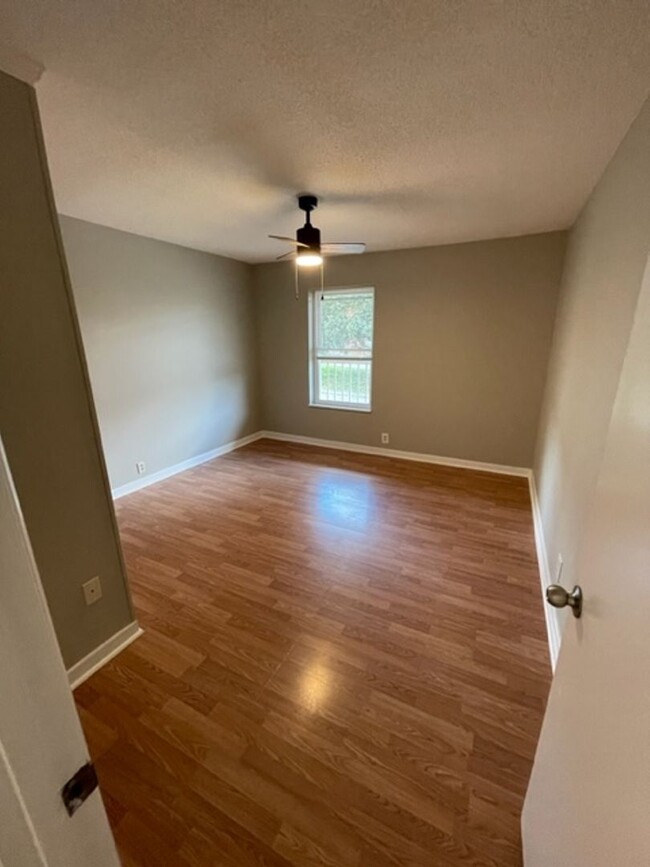 Building Photo - City of Maryville 37803 - 2 bedroom, 1 bat...