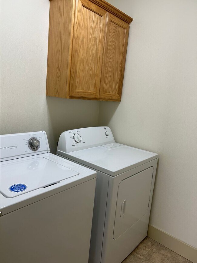 Building Photo - Boise Townhome Near BSU| EARLIER MOVE IN DATE UPON REQUEST