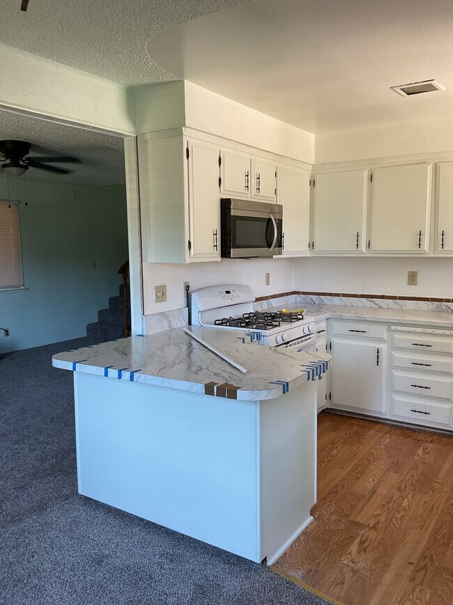 Building Photo - Two story 4 bedroom 2 bath home, Magalia