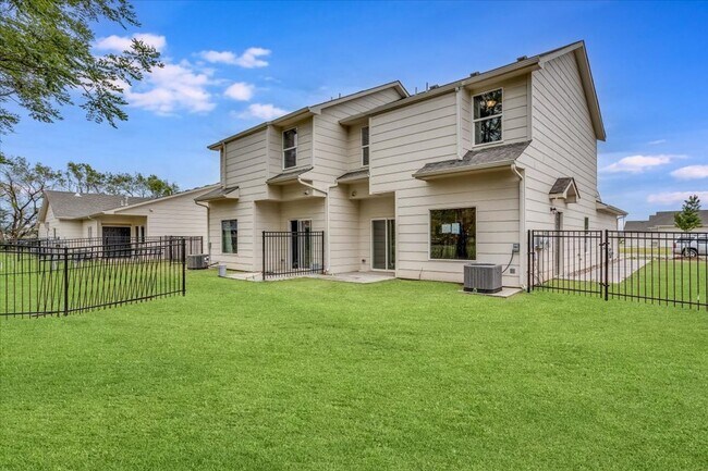 Building Photo - Auburn Villas- Amora Plan