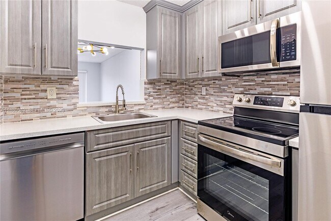 Building Photo - 365 NE 125th St