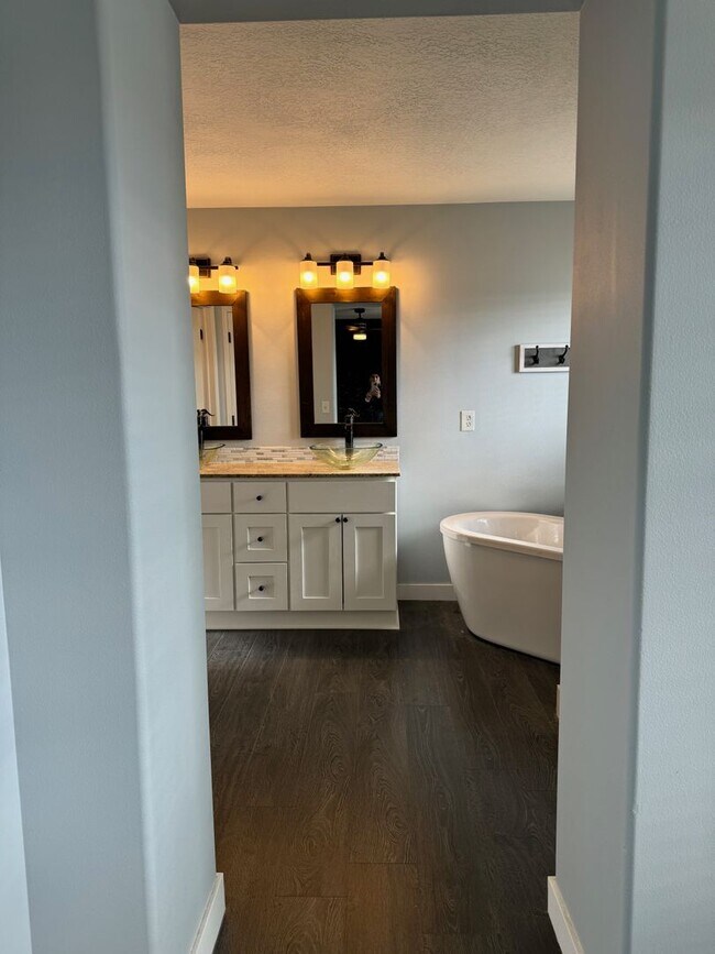 Building Photo - Townhouse with Spacious layout and convien...