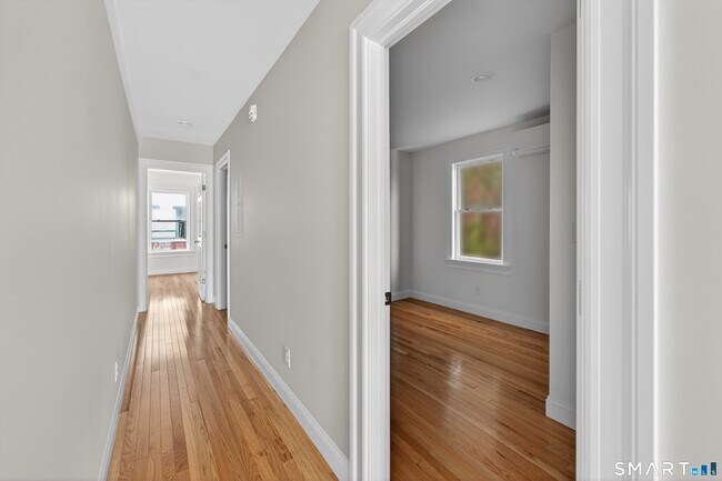 Building Photo - 136 Bank St