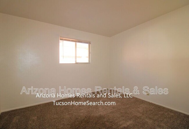 Building Photo - 3535 N Country Club Rd