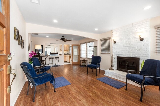 Building Photo - Warm & Inviting West Hills Home with Brigh...