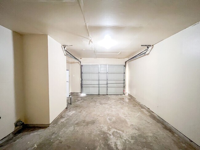 Building Photo - 2105 Coach Dr