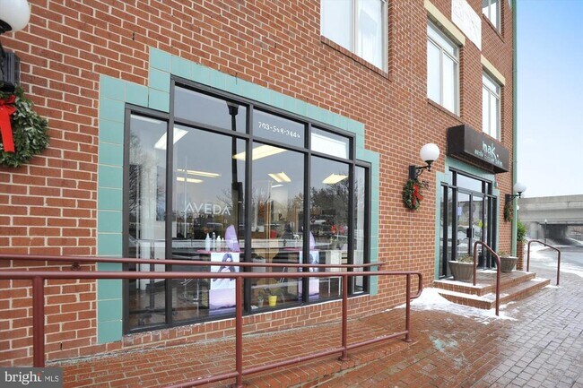 Building Photo - 409 E Raymond Ave
