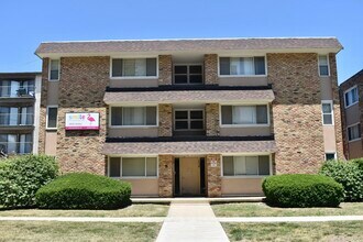 Building Photo - 106 E Healey
