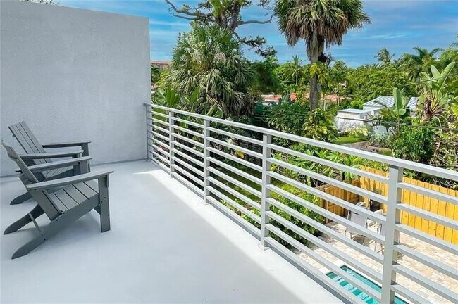 Building Photo - 811 SW 10th Terrace