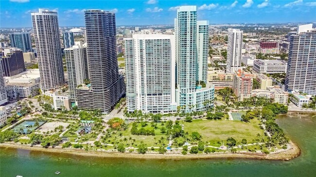Building Photo - 1800 N Bayshore Dr
