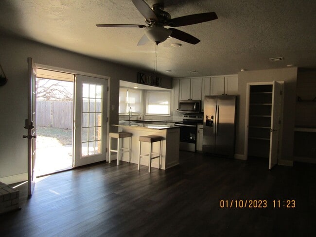 Building Photo - Great home located on the eastside, walking distance to MacArthur Schools.