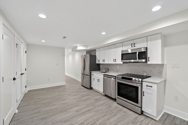 Building Photo - Available Now! 3 Bed 3.5 Bed in Brightwood...