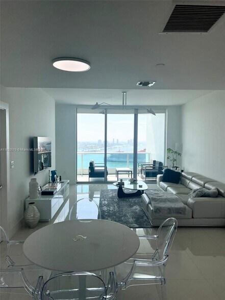 Building Photo - 900 Biscayne Blvd