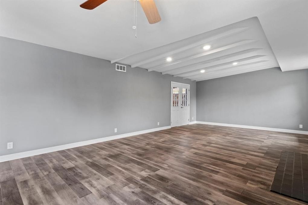 Building Photo - 1910 Danube Dr