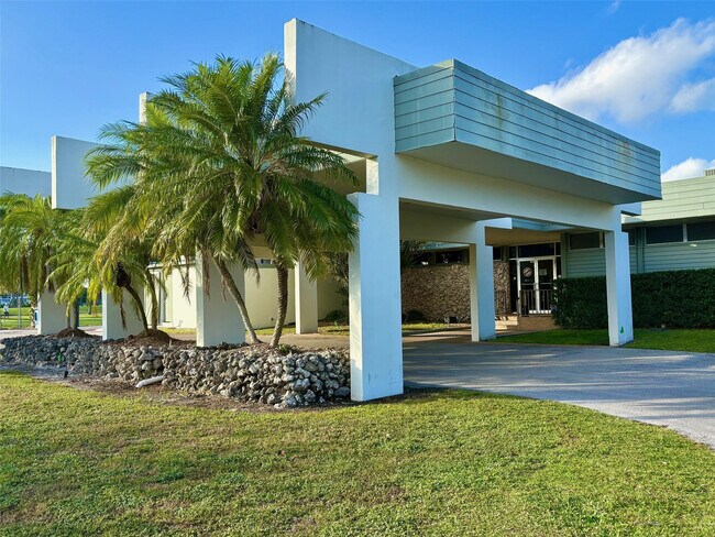 Building Photo - 1055 Country Club Dr